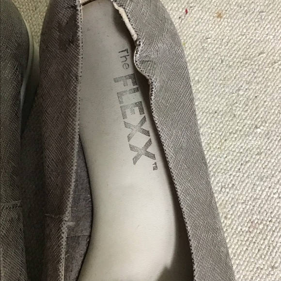 The Flexx Gold open toe Pom Pom  low Wedge comfort Shoes Women Size 6 - Picture 7 of 8